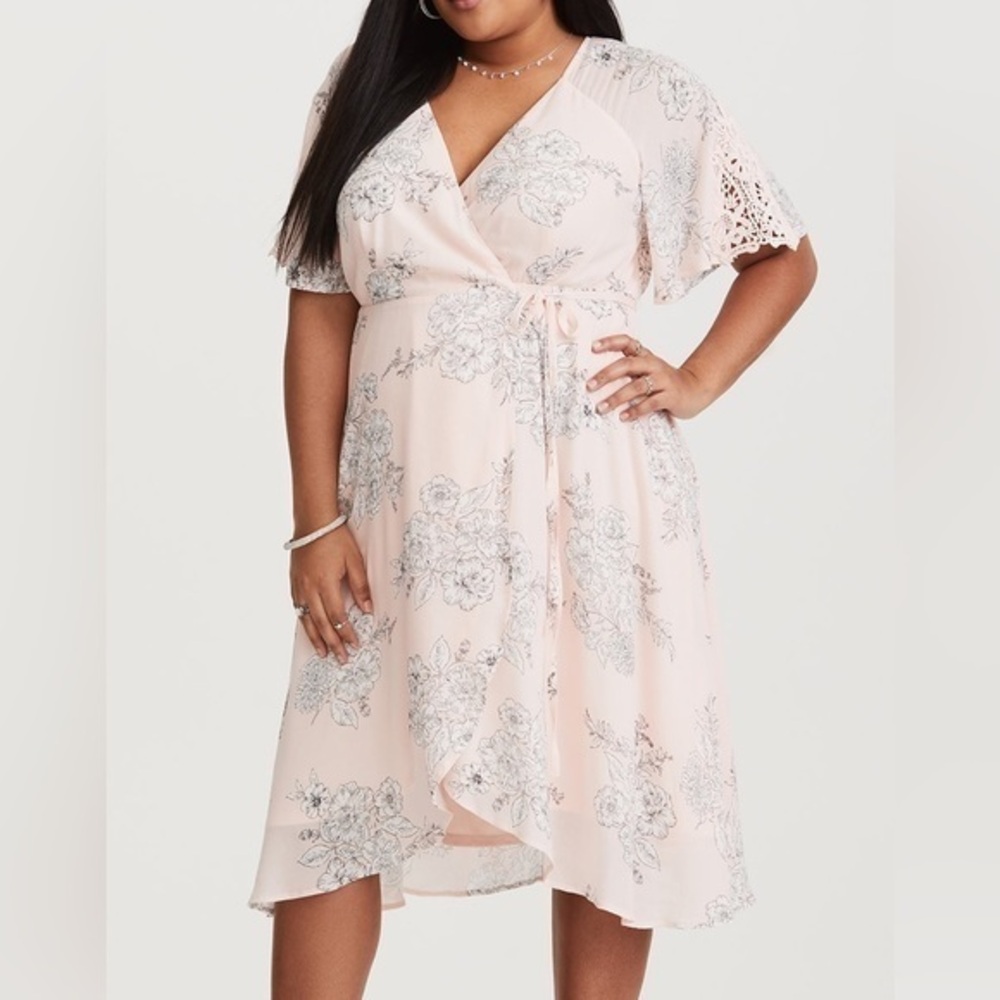 Womenโs torrid 1 Pale Pink Black and White Floral Tie Wrap Midi Dress 14 16
